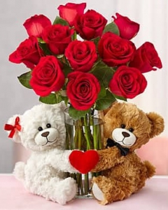 Couple bear w/10 holland roses in vase